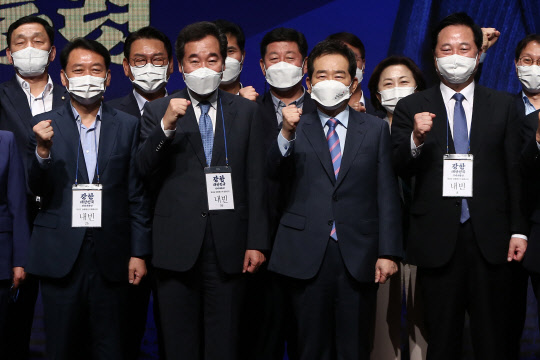 민주당 대선주자들이 지난 17일 서울 마포구 상암동 누리꿈스퀘어에서 열린 정세균 전 총리의 대선 출마 선언식에서 기념촬영하고 있다. 오른쪽부터 김두관 의원, 정 전 총리, 이낙연 전 대표, 이광재  의원.  국회사진기자단=연합뉴스